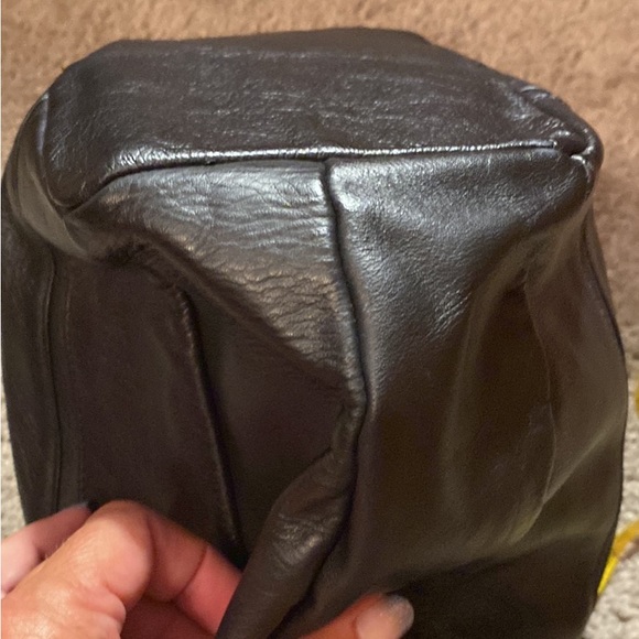 EUC black leather shoulder bag made in Italy. - Picture 7 of 10